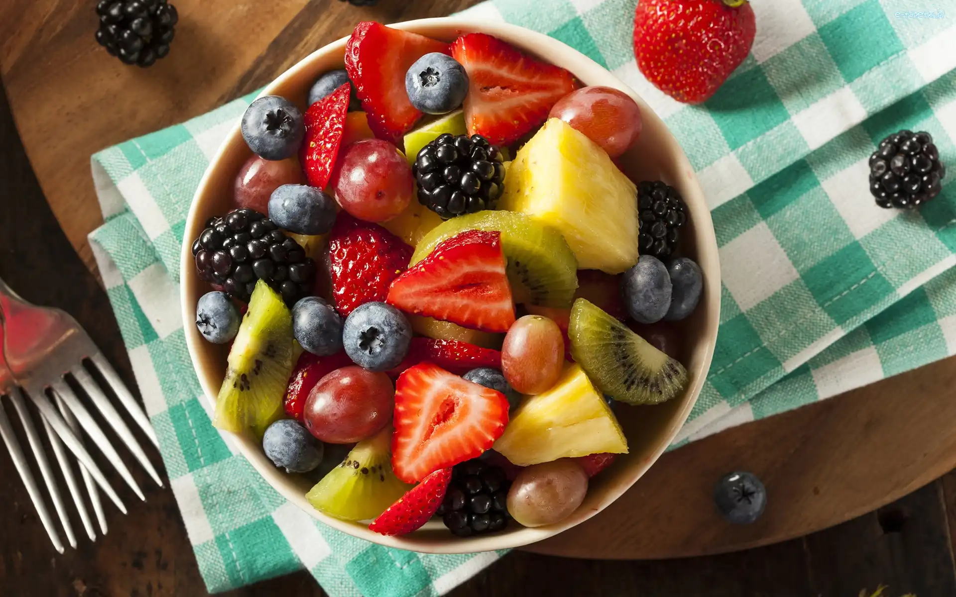 Sałatka owocowa, Kiwi, Truskawki, Borówki, Jeżyny