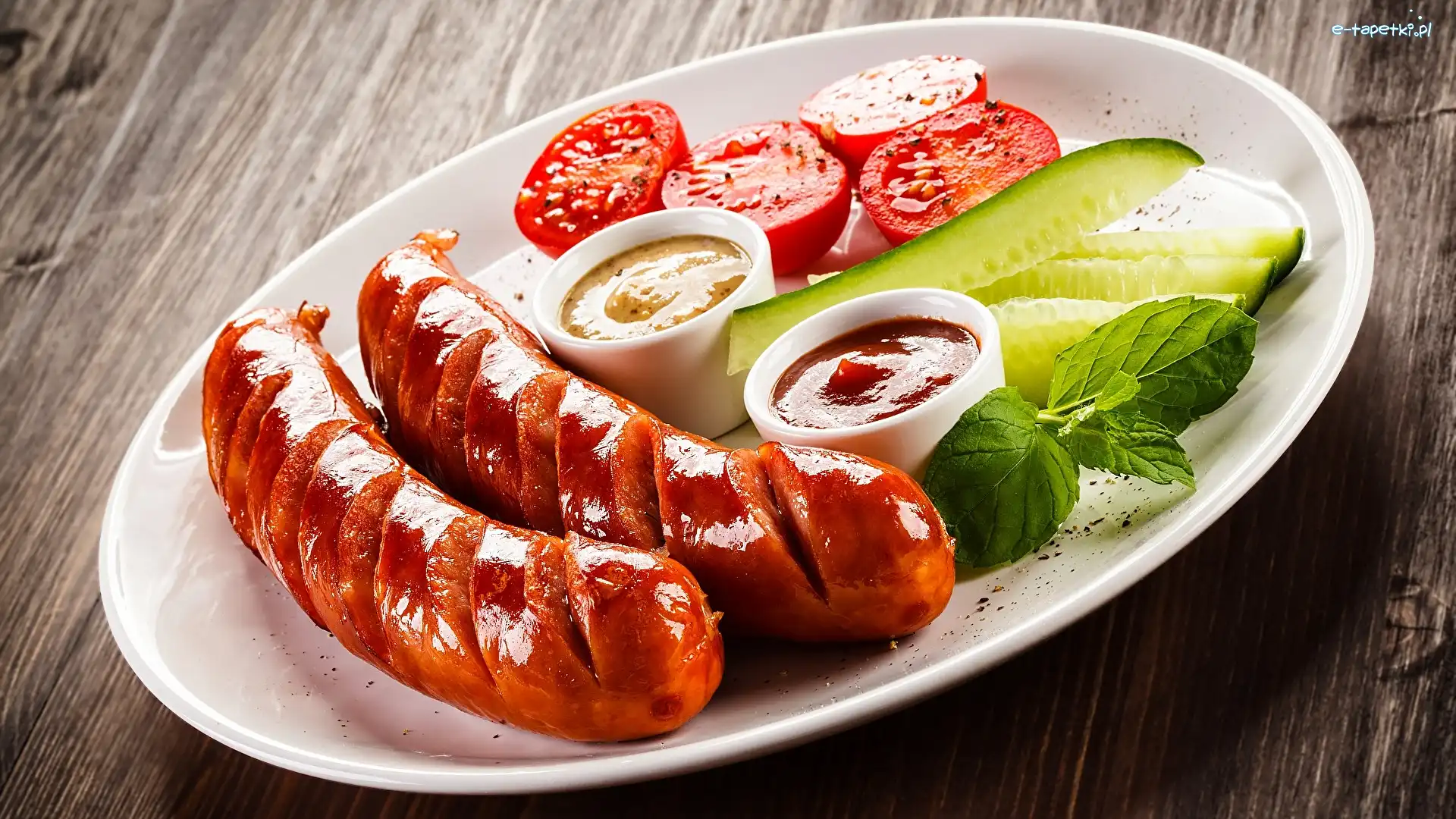 Deski, Musztarda, Pomidory, Keczup, Kiełbasa, Talerz, Ogórki