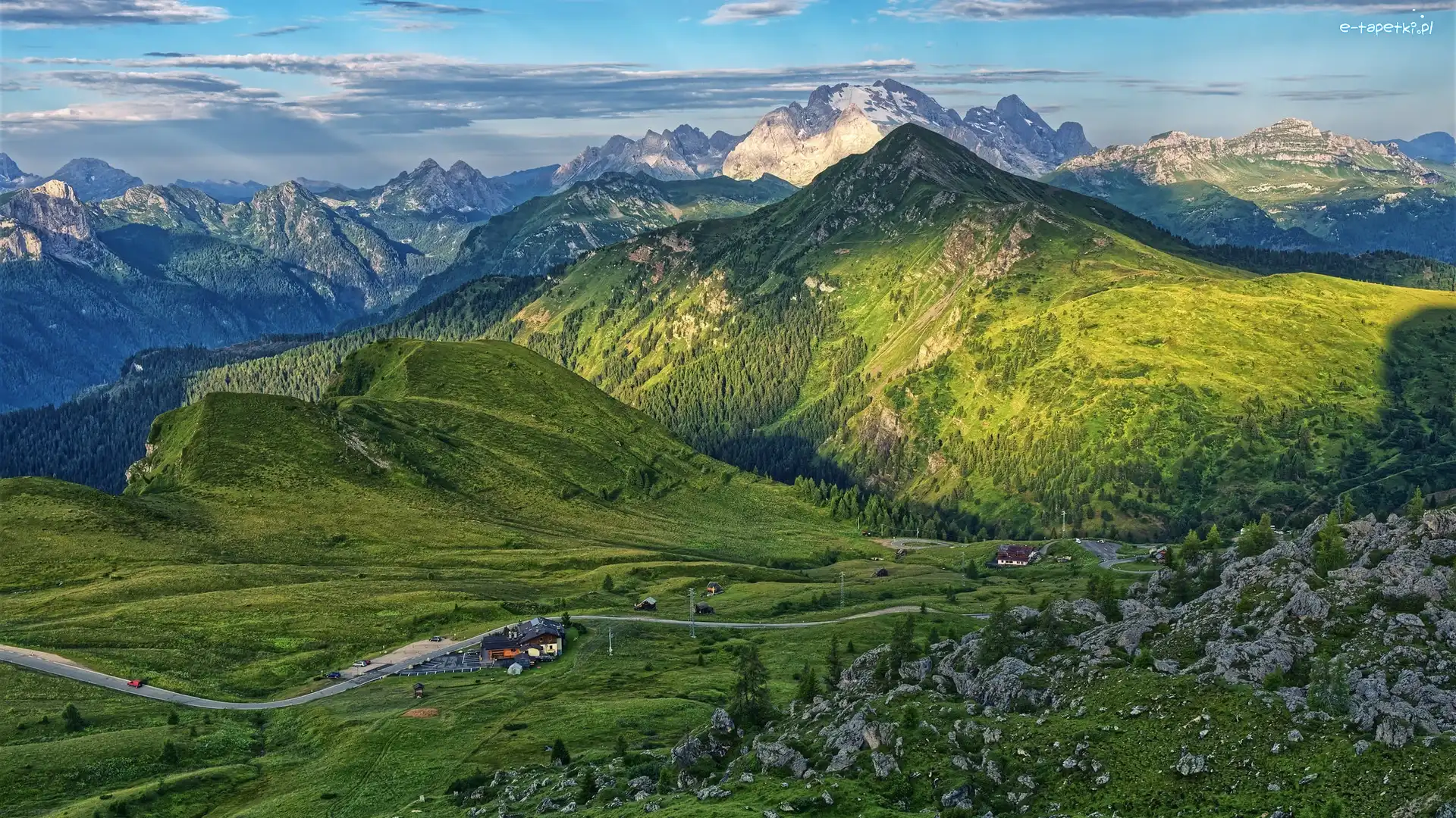 Szczyty, Skały, Droga, Góry, Zalesione, Włochy, Góra Monte Pore, Domy, Dolomity