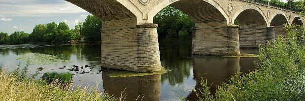 Trawa, Rzeka, Most