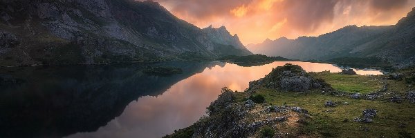 Zachód słońca, Rezerwat przyrody Somiedo Natural Park, Valle de Lago, Asturia, Hiszpania, Góry Kantabryjskie, Jezioro