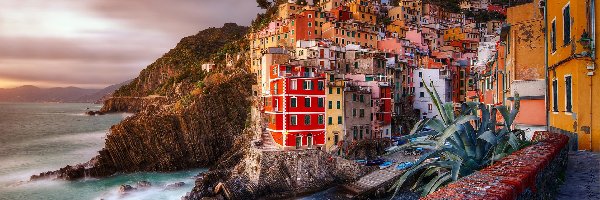 Kolorowe, Prowincja La Spezia, Zatoczka, Cinque Terre, Gmina Riomaggiore, Miejscowość Manarola, Morze Liguryjskie, Włochy, Region Liguria, Domy