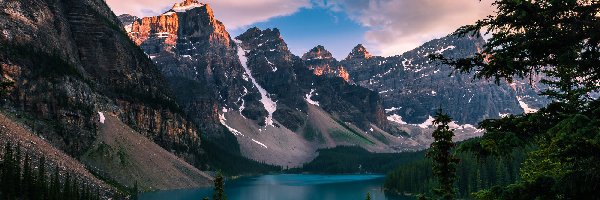 Jezioro Moraine, Park Narodowy Banff, Góry, Drzewa, Prowincja Alberta,  Kanada