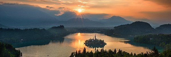 Drzewa
, Góry Alpy Julijskie, Jezioro Bled, Wyspa Blejski Otok, Słowenia, Chmury, Zachód słońca
