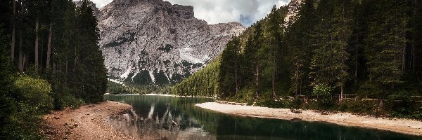Dolina Val Pusteria, Płudniowy Tyrol, Drzewa, Las, Góry Dolomity, Dolina Val di Braies, Jezioro Pragser Wildsee, Włochy
