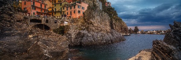 Miejscowość Manarola, Liguria, Chmury, Morze Liguryjskie, Gmina Riomaggiore, Wybrzeże, Domy, Włochy