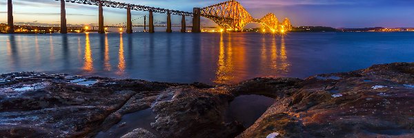 Szkocja, Zatoka Firth of Forth, Most Forth Bridge, Wieczór, Kamienie