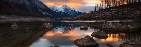 Odbicie, Góry, Jezioro Medicine Lake, Park Narodowy Jasper, Kanada, Zachód Słońca, Kamienie