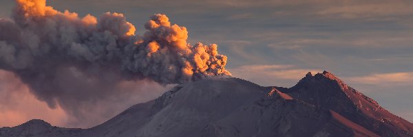Dym, Erupcja, Wulkan