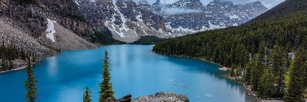 Jezioro Moraine, Prowincja Alberta, Świerki, Chmury, Park Narodowy Banff, Kamienie, Drzewa, Kanada