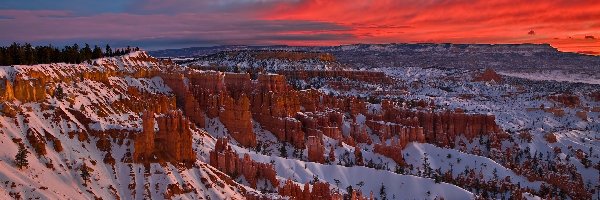 Niebo, Park Narodowy Bryce Canyon, Kaniony, Stan Utah, Stany Zjednoczone, Czerwone, Śnieg