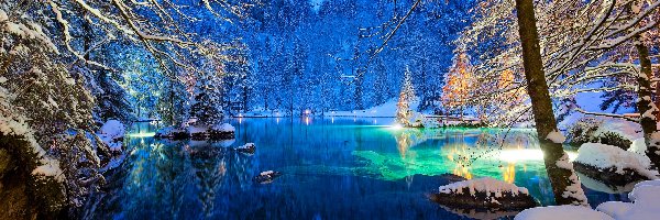 Noc, Kanton Berno, Odbicie, Światła, Jezioro Blausee, Zima, Drzewa, Szwajcaria, Dolina Kander Valley, Śnieg