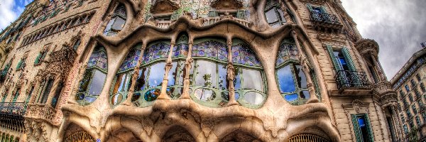 Dom Gaudiego, Barcelona
