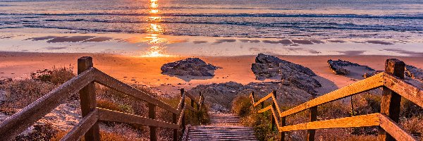Zachód słońca, Portugalia, Kamienie, Miejscowość Sines, Plaża Praia de Sao Torpes, Morze, Schody