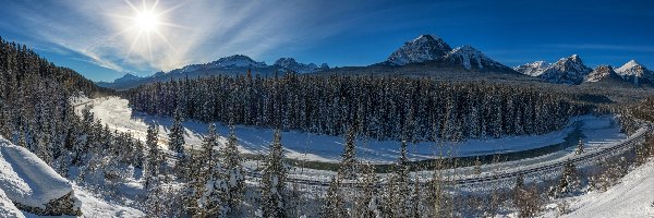 Rzeka Bow River, Kanada, Tory kolejowe, Park Narodowy Banff, Promienie słońca, Dolina Bow Valley, Drzewa, Zima, Góry Skaliste, Prowincja Alberta, Śnieg