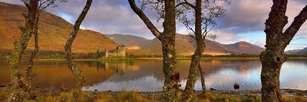 Kilchurn Castle, Drzewa, Wzgórza, Jezioro Awe, Szkocja, Ruiny, Twierdza, Chmury, Zamek, Gałęzie, Niebo