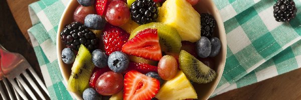 Sałatka owocowa, Kiwi, Truskawki, Borówki, Jeżyny