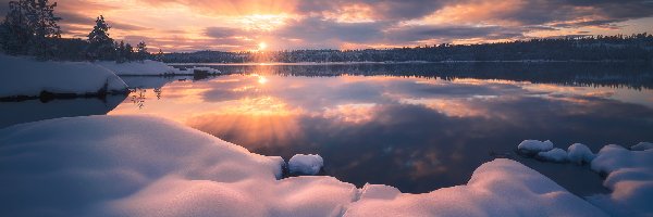 Zima, Jezioro, Drzewa, Ringerike, Norwegia, Promienie słońca, Chmury