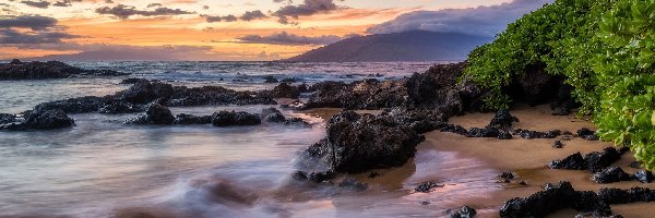 Kamienie, Morze, Zachód słońca, Wyspa Maui, Hawaje, Roślinność, Chmury