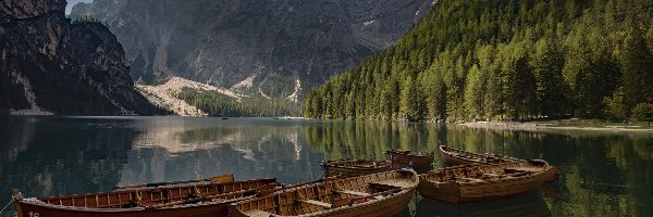 Góry Dolomity, Jezioro Pragser Wildsee, Chmury, Las, Lago di Braies, Pomost, Łódki, Włochy