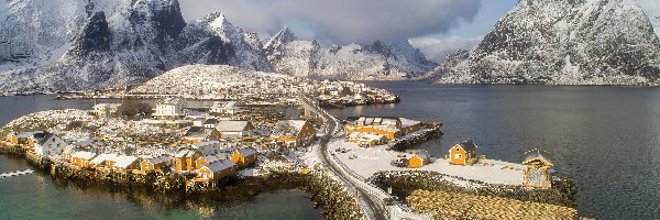 Domy, Wyspa Sakrisøya, Wieś Sakrisøya, Morze Norweskie, Lofoty, Norwegia