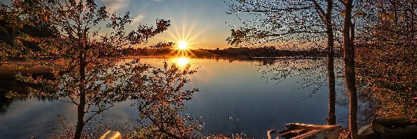 Drzewa, Jezioro Vormedalsvatnet, Wschód Słońca, Okręg Rogaland, Norwegia, Jesień, Łódka