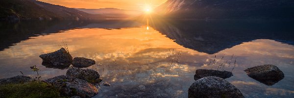 Norwegia, Jezioro Langvatnet, Kamienie, Góry, Zachód słońca, Region Nordland, Gmina Sorfold