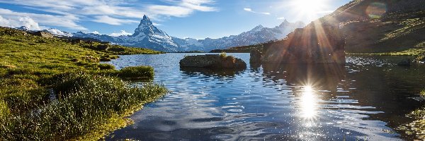 Kamienie, Jezioro Stellise, Szwajcaria, Promienie słońca, Szczyt Matterhorn, Góry Alpy