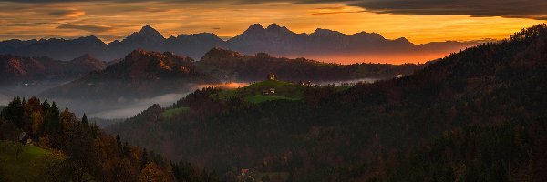 Alpy Julijskie, Praprotno, Mgła, Zachód słońca, Góry, Las, Kościół, Słowenia