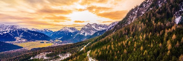 Wschód słońca, Ośnieżone, Szczyty, Góry Alpy, Austria, Chmury, Las