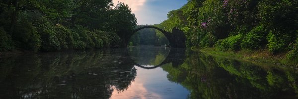 Jezioro Rakotz, Gablenz, Most łukowy, Park Rododendronów Kromlau, Saksonia, Niemcy