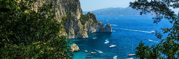 Capri, Drzewa, Morze, Skały, Zatoka, Motorówki, Jachty