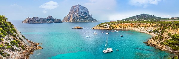 Jachty, Baleary, Morze, Roślinność, Zatoka, Wyspy, Skała Es Vedra, Hiszpania, Ibiza, Żaglowki
