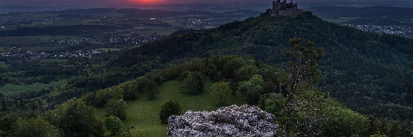 Chmury, Badenia-Wirtembergia, Kamień, Drzewa, Zamek Hohenzollern, Zachód słońca, Las, Niemcy, Góra Hohenzollern, Wzgórza
