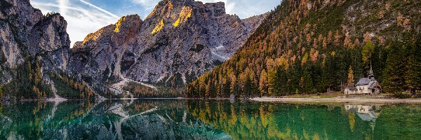 Las, Drzewa, Jezioro Pragser Wildsee, Dolomity, Góry, Włochy, Odbicie, Kapliczka, Chmury