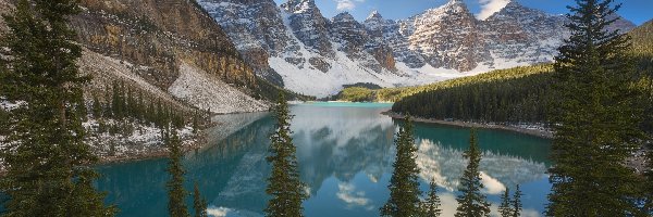Chmury, Góry, Las, Jezioro Moraine, Park Narodowy Banff, Kanada, Prowincja Alberta, Drzewa, Odbicie
