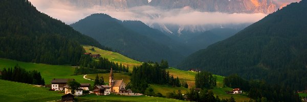 Kościół, Dolomity, Włochy, Dolina Val di Funes, Wieś Santa Maddalena, Domy, Mgła, Góry