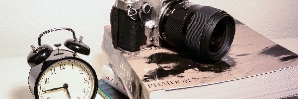 Aparat fotograficzny, Książki, Nikon, Budzik