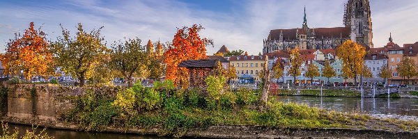 Regensburg, Rzeka Regen, Drzewa, Katedra w Regensburgu, Kościół, Niemcy, Bawaria, Domy, Ratyzbona