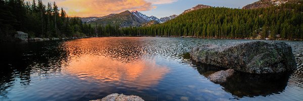 Kamienie, Jezioro Bear Lake, Stany Zjednoczone, Kolorado, Park Narodowy Gór Skalistych, Drzewa, Chmury, Góry Skaliste
