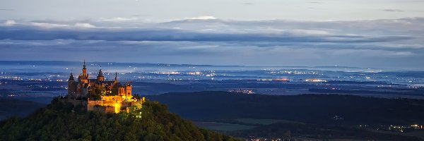 Miasto, Oświetlony, Niemcy, Badenia-Wirtembergia, Zamek Hohenzollern, Wschód słońca, Wzgórze, Góra Hohenzollern