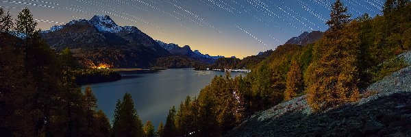 Gwiazdy, Jezioro Silsersee, Drzewa, Góra Piz da la Margna, Szwajcaria, Noc, Efekt, Kanton Gryzonia, Niebo, Góry, Modrzewie