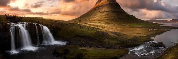 Góra Kirkjufell, Chmury, Wodospad Kirkjufellsfoss, Islandia