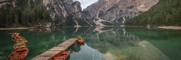 Łódki, Lago di Braies, Góry, Jezioro Pragser Wildsee, Włochy, Pomost, Dolomity