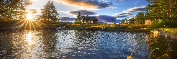 Dom, Drzewa, Jezioro Vaeleren, Ringerike, Norwegia, Chmury, Promienie słońca, Łódki, Kamienie