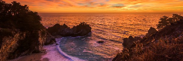 Plaża, Drzewa, Zatoka McWay Cove, Morze, Wschód słońca, Stany Zjednoczone, Kalifornia, Skały, Park stanowy Julii Pfeiffer Burns