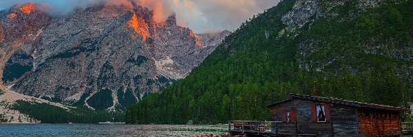 Domek, Południowy Tyrol, Chmury, Drewniany, Lago di Braies, Góry, Dolomity, Włochy, Jezioro Pragser Wildsee, Łódki