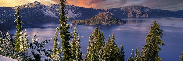Wyspa Czarodzieja, Jezioro Kraterowe, Stany Zjednoczone, Stan Oregon, Drzewa, Śnieg, Chmury, Park Narodowy Jeziora Kraterowego Góry