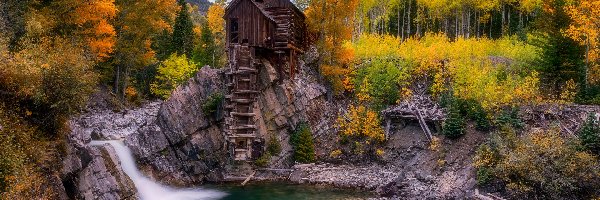 Jesień, Crystal Mill, Stany Zjednoczone, Kolorado, Rzeka Crystal River, Skały, Drzewa, Młyn