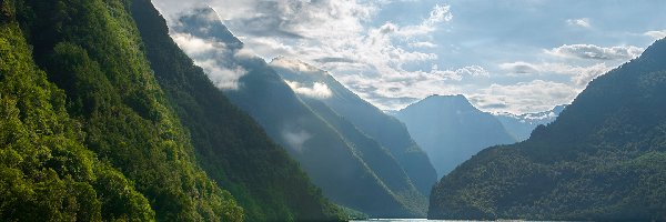 Lasy, Fiord Naroyfjorden, Góry, Gudvangen, Norwegia, Chmury, Niebo